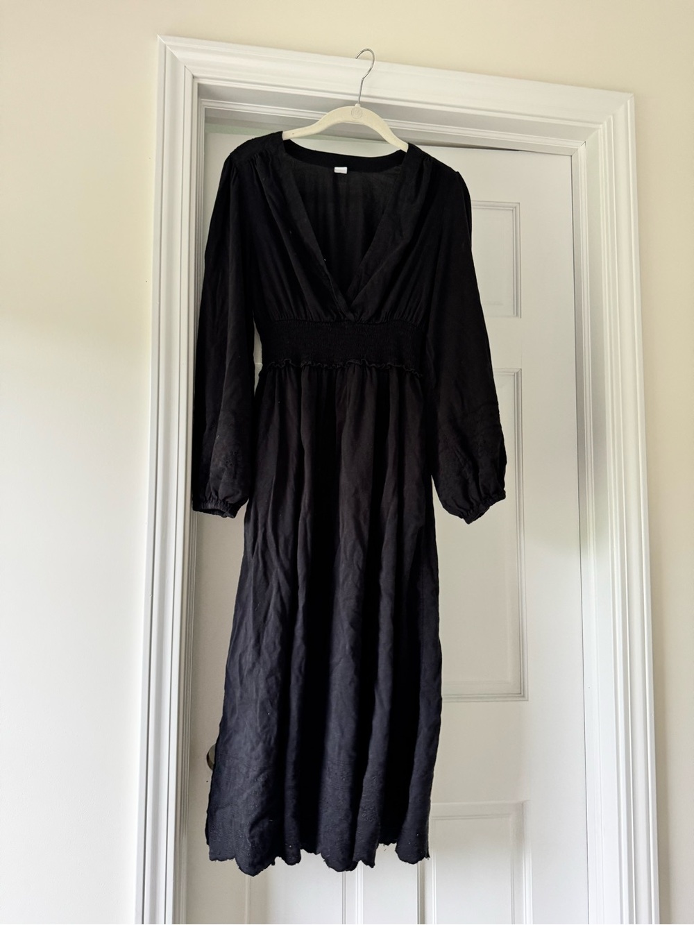 Doen-Style Eyelet Trim Puff-Sleeve Black Dress